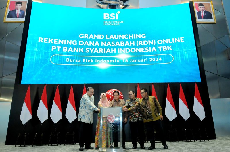 Direktur Utama BSI Hery Gunardi (tengah) bersama Direktur Utama BEI Iman Rachman (paling kiri), Direktur Pengaturan dan Pengembangan Perbankan Syariah OJK Nyimas Rohmah (dua dari kiri), Direktur Utama KPEI Iding Pardi (empat dari kiri) dan Direktur Utama KSEI Samsul Hidayat (paling kanan) dan  saat Grand Launching Pembukaan Rekening Dana Nasabah (RDN) Online Bank Syariah Pertama di  Bursa Efek Indonesia, Jakarta, Selasa (16/01). Launching ini menandakan BSI berkomitmen kuat untuk mendorong percepatan bisnis Pasar Modal Syariah dalam negeri, Selasa (16/01/2024).