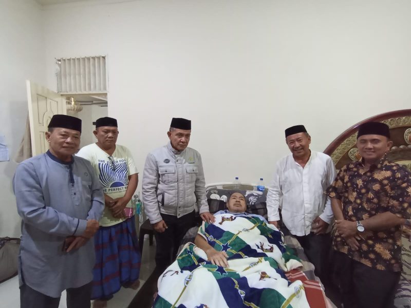 Ahmad Danion mengunjungi Aria Udin di rumah kediamannya. 