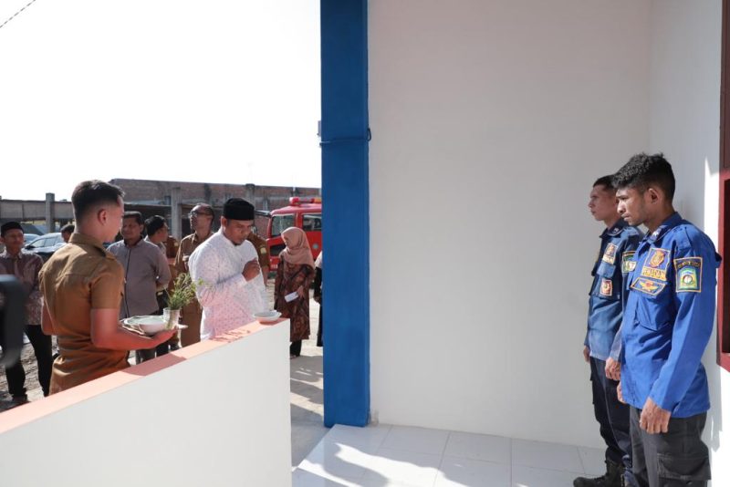 Pj Bupati Aceh Besar Muhammad Iswanto SSTP MM didampingi Asisten ll Sekdakab Aceh Besar M Ali SSos MSi dan Kalaksa BPBD Aceh Besar Ridwan Jamil, S,Sos, M,Si dan kepala OPD terkait melakukan peresmian dan penandatanganan prasasti Pos Damkar WMK 09 Lamteuba dan 010 Kuta Baro Badan Penanggulangan Bencana Daerah Kabupaten Aceh Besar, Kuta Baro, Senin, (22/01/2024).