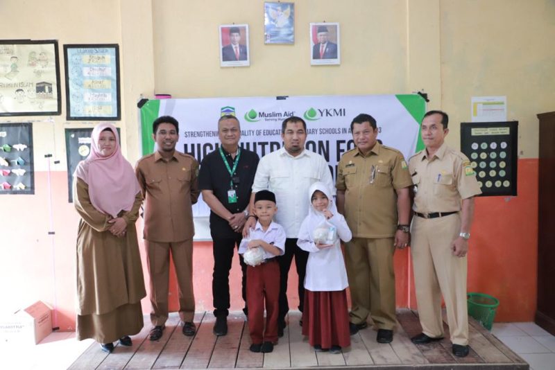 Pj Bupati Aceh Besar Muhammad Iswanto SSTP MM didampingi Kepala Dinas Pendidikan Aceh Besar Bahrul Jamil SSos MSi dan Abdul Hamid Project Coordinator dari Yayasan Kemanusia Madani Indonesia melakukan monitoring, medical cek up terhadap makanan sehat untuk siswa SD Negeri Lhoknga, Kecamatan Lhoknga, Selasa, (23/01/2024). 