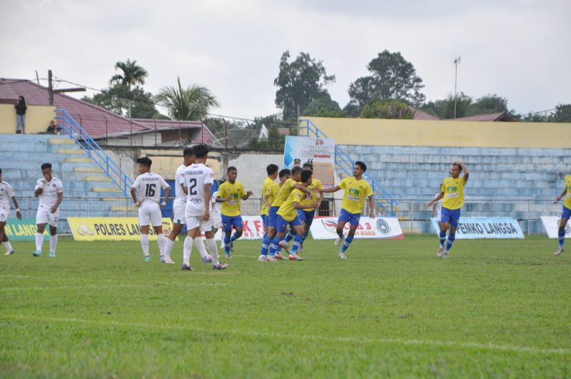Pemain PSAB (kostum kuning biru selebrasi usai ciptakan gol saat berhadapan dengan PS Peureulak Raya, di Stadion Kota Langsa, Rabu (24/1/2024) sore.