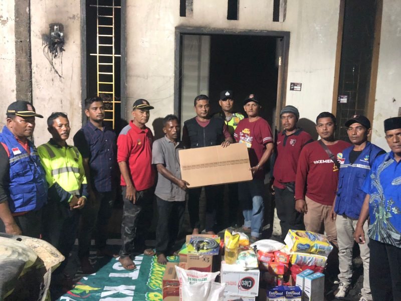 Plt Kadinsos Aceh Besar Aulia Rahman SSTP MSi diwakili Kabid Linjamsos Munawar SKM M.Si didampjngi Camat Darul Imarah M Basir SSTP MSi menyerahkan bantuan masa panik kepada warga korban kebakaran rumah di Gampong Ulee Lueng Kecamatan Darul Imarah, Rabu (24/01/2024) malam. 