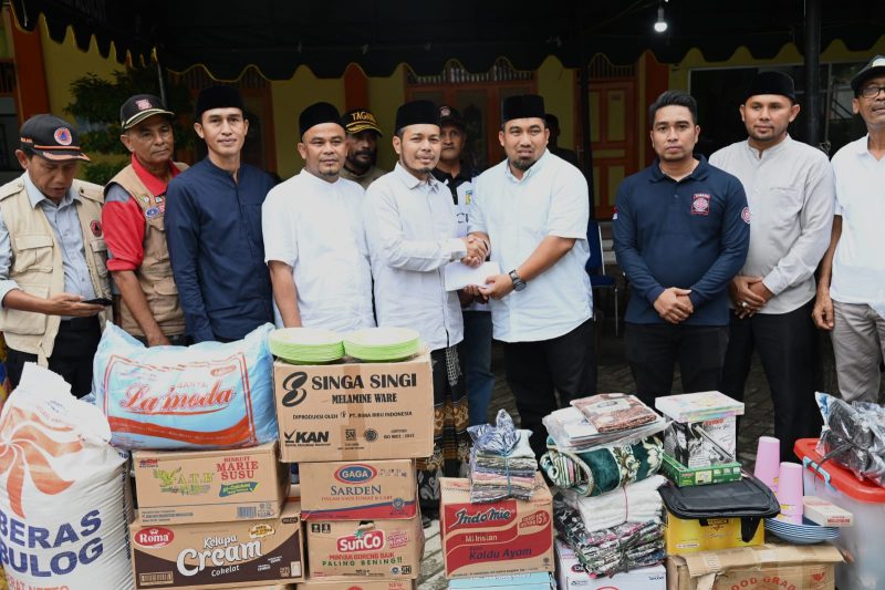 Pj Bupati Aceh Besar, Muhammad Iswanto SSTP MM menyerahkan sejumlah bantuan masa panik kepada Pimpinan Pondok Pesantren Babul Magfirah, Ustaz Masrul Aidi di Desa Cot Keueng, Kecamatan Kuta Baro, Aceh Besar, Sabtu (27/01/2024).
