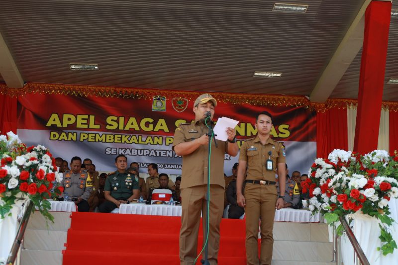 Penjabat Bupati Aceh Besar Muhammad Iswanto, S.STP MM bertindak selaku Inspektur Apel Siaga Satlinmas dalam rangka pelaksanaan Pemilu Serentak dan dilanjutkan dengan Pembekalan Pemilu tahun 2024 di Lapangan Bungong Jeumpa, Kota Jantho, Selasa (30/1/2024).