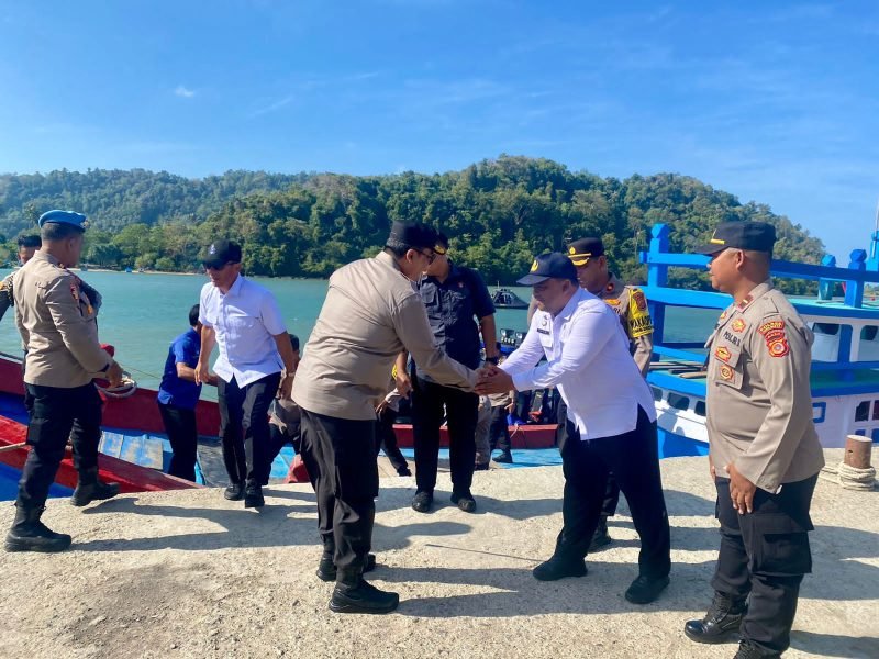 Penjabat (Pj) Bupati Aceh Besar Muhammad Iswanto, SSTP., MM yang diwakili Sekretaris Kabupaten (Sekdakab) Aceh Besar Drs. Sulaimi, M.Si bersama Asisten Sekdakab Aceh Besar Farhan AP dan Camat Pulo Aceh Jamaluddin SE menyambut kedatangan Kapolda Aceh Irjen Pol Achmad Kartiko, S.I.K., M.H. Beserta rombongan Pejabat Utama Polda Aceh dalam rangka kunjungan kerja Kapolda Aceh ke Pulo Aceh Kabupaten Aceh Besar, Rabu (31/01/2024).