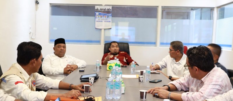 Pj Bupati Aceh Besar Muhammad Iswanto SSTP MM bersama Sekdakab Aceh Besar Drs Sulaimi MSi serta para Kepala OPD terkait mengikuti Rakor Kesiapan Siaga Bencana Kabupaten Aceh Besar Tahun 2024, di Ruang Pusdalops BPBD Aceh Besar, Kota Jantho, Jumat (02/02/2024).