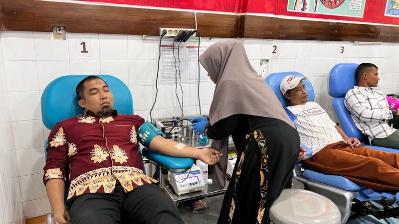 Pj Bupati Aceh Besar, Muhammad Iswanto, SSTP, MM, melakukan donor darah rutin di UTD PMI Kota Banda Aceh, Jumat (2/2/2024).
