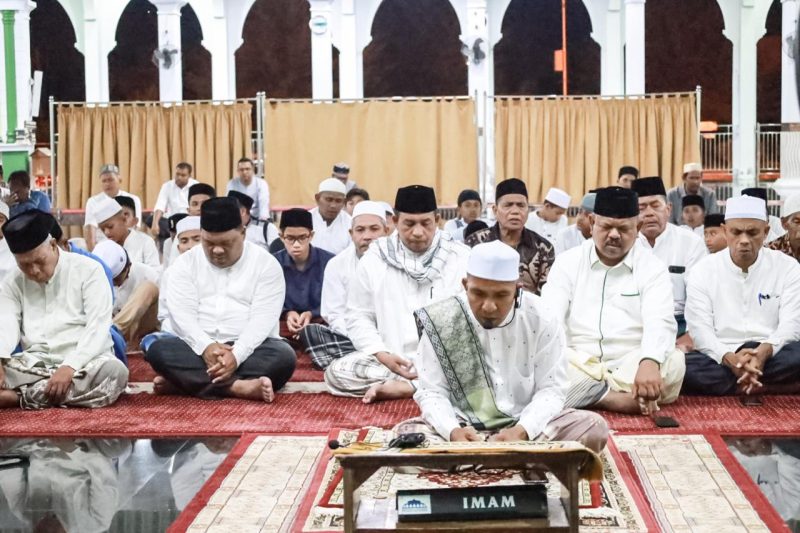 Sekda Aceh Besar Drs. Sulaimi M.Si menghadiri Peringatan Isra Miraj 1445 H Nabi Muhammad SAW di Masjid Agung Al Munawwarah, Kota Jantho, Rabu (7/2/2024) malam.