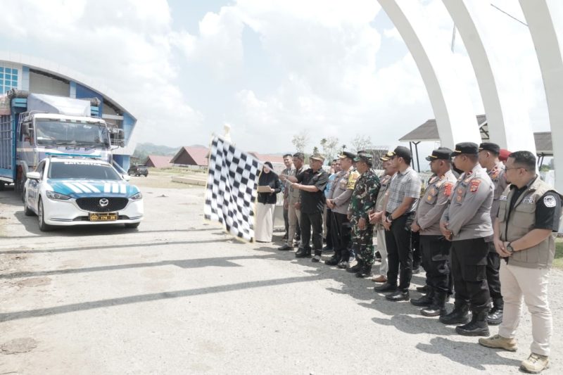 Asisten I Sekdakab Farhan AP memimpin pelepasan pendistribusian logistik Pemilu tahun 2024, yang berlangsung di halaman Jantho Sport City, Aceh Besar, Minggu (11/02/2024).