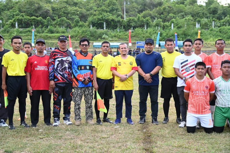 Pj Bupati Aceh Besar, Muhammad Iswanto SSTP bersama Pimpinan Ponpes Tgk Chik Oemar Diyan, Tgk H Fakhruddin Lahmuddin, MPd foto bersama sejumlah pemain bola seusai pembukaan Turnamen Oemar Diyan Cup di lapangan bola kali Dayah Oemar Diyan, Gampong Krueng Lamkareung, Kecamatan Indrapuri, Aceh Besar, Minggu (11/02/2024) sore.