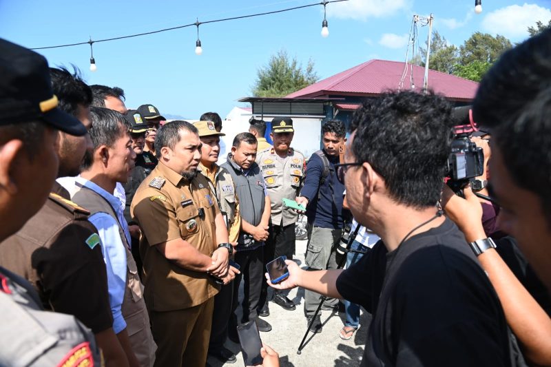Pj Bupati Aceh Besar, Muhammad Iswanto SSTP MM melakukan wawancara dengan sejumlah media cetak dan elektronik seusai mendistribusikan kota suara KPU ke Pulo Aceh di Pelabuhan Ulee Lheue, Kecamatan Meuraxa, Banda Aceh, Senin (12/02/2024).