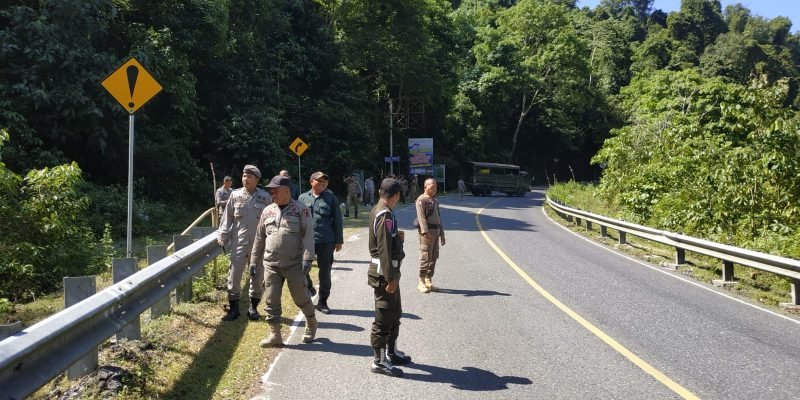 Tim Penertiban Aceh Besar usai membersihkan APK di lintasan Jalan Nasional, Selasa (13/2/2024). 