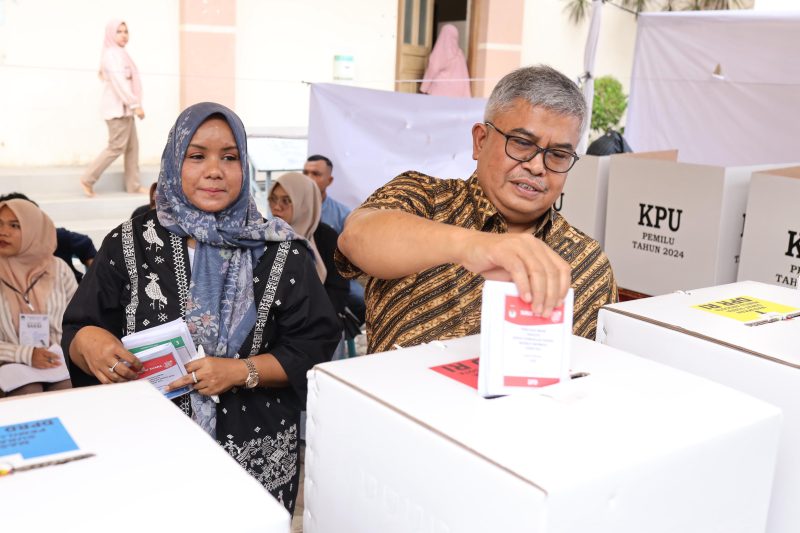 Sekda Aceh, Bustami SE, M.Si bersama Istri, Mellani menggunakan hak pilihnya pada Pemilihan Umum Presiden dan Legislatif di TPS 09 Gampong Pineung, Kecamatan Syiah Kuala, Banda Aceh, (14/2/2024).