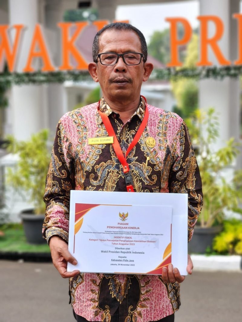 Sekretaris Daerah (Sekda)/ Pj Bupati (sekarang) Pidie Jaya, Ir. H. Jailani Beuramat usai menerima anugrah dari Wakil Presiden RI terkait kesuksesan program penurunan Angka Kemiskinan Esktrim di Pidie Jaya tahun 2022. Foto: dok: Prokopim Pijay.