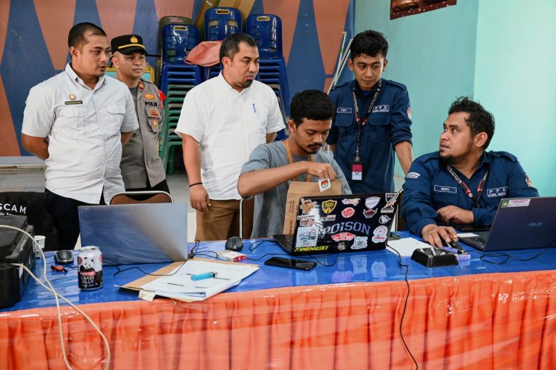 Pj Bupati Aceh Besar, Muhammad Iswanto, S.STP, MM bersama Camat Darul Imarah, M Basir, SSTP, MSi serta Forkopimcam foto bersama memantau input data hasil Pemilu 2024, di Aula Kantor Camat, Kecamatan Darul Imarah, Aceh Besar, Kamis (16/02/2024).
