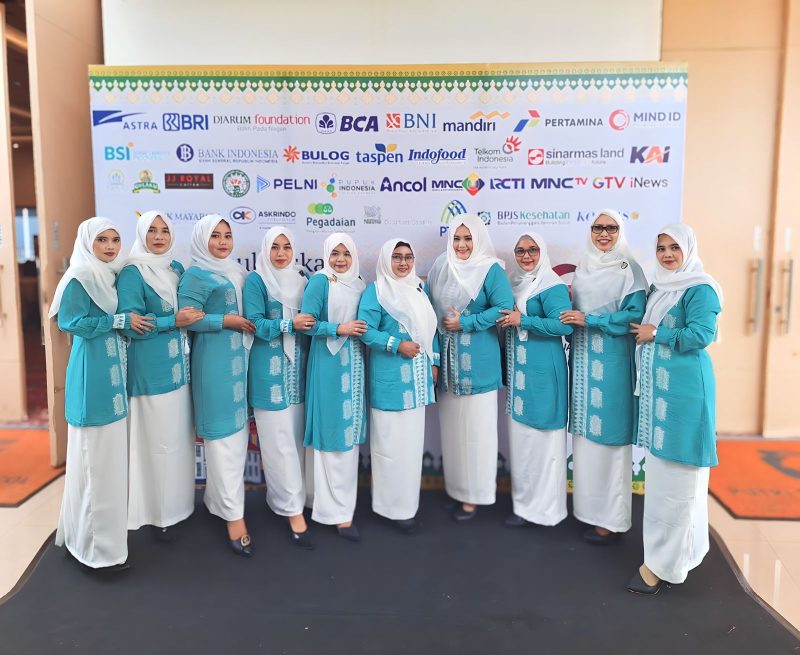 Grup Paduan Suara IKWI Aceh dengan seragam batik khas Aceh Besar menjelang tampil di pentas HPN 2024 di Candi Bentar 6, Ancol, Jakarta Utara, Minggu, 18 Februari 2024. (Dok IKWI Aceh)