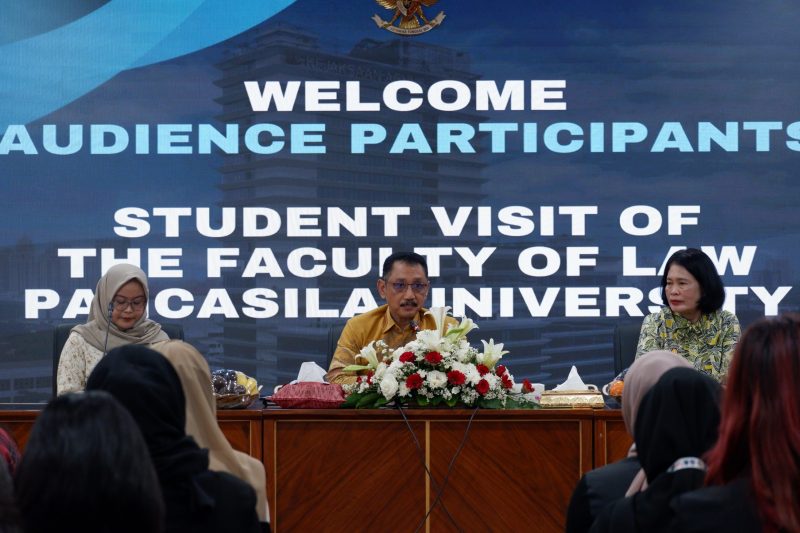 Kepala Biro Umum Kejaksaan Agung Yudi Indra ( Tengah ) menerima kunjungan sejumlah mahasiswa Fakultas Ilmu Hukum yang mengikuti Student Exchange Program (Program Pertukaran Mahasiswa) di Universitas Pancasila, Jum'at (23/02/2024). Adapun peserta yang mengikuti Program Pertukaran Mahasiswa ini berjumlah 60 yang terdiri dari mahasiswa Fakultas Hukum dari Universitas Pancasila serta mahasiswa pertukaran pelajar dari Universiti Malaya, Universiti Teknologi Mara Malaysia, Ateneo De Manilla University Philippine, Prince of Songkala University Thailand, Universitas Diponegoro, Universitas Padjajaran, dan Universitas Warmadewa.
