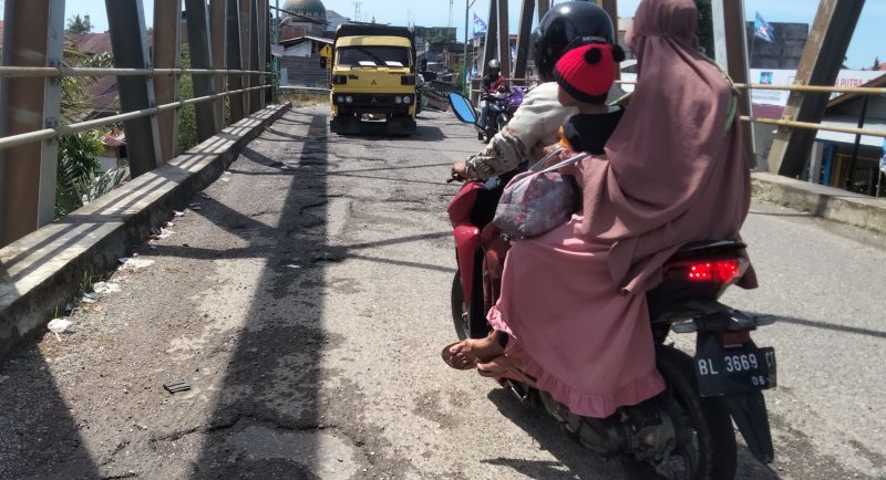Kondisi aspal lantai jembatan Krueng Beukah memprihatinkan 