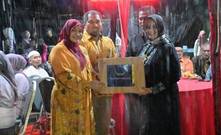 Pj Ketua PKK Aceh Besar, Cut Rezky Handayani S.I.P. MM memberikan cendera mata kepada Istri Danyon 112/DJ, Mayor Inf Fiska Bagus Tri Sunaryanto dalam acara lepas sambut, di Markas Komando Yonif Raider 112/DJ Mata Ie, Kecamatan Darul Imarah, Kabupaten Aceh Besar, Senin (19/02/2024) malam. FOTO/ MC ACEH BESAR