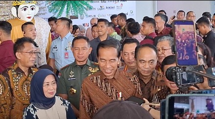 Presiden Jokowi menjawab pertanyaan wartawan seusai menyampaikan sambutan pada puncak peringatan HPN 2024 di Ecovention Ancol, Jakarta, Selasa, 20 Februari 2024. (Foto Abdul Hadi/PWI Aceh)