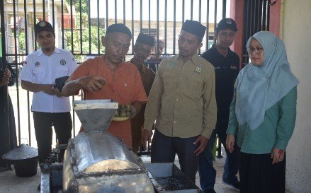 Pj Bupati Muhammad Iswanto SSTP MM didampingi Plt Kadiskopukmdag Aceh Besar Trisna Darma ST dan Kadis Pertanian Aceh Besar Jakfar SP MSi menerima silaturahmi dan audiensi Pimpinan Bank BSI Jantho Reza Badreddin dan rombongan dalam rangka membahas pengembangan program nilam dan Desa BSI Nilam, di Meuligoe Bupati Aceh Besar, Kota Jantho, Kamis (22/02/2024). FOTO/ PROKOPIM PEMKAB ACEH BESAR