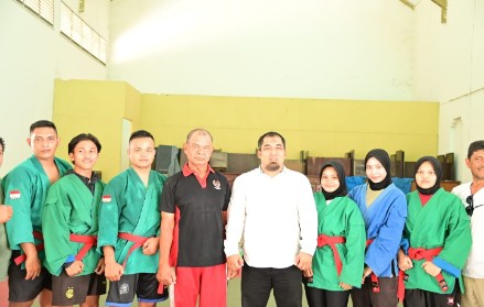 Pj Bupati Aceh Besar Muhammad Iswanto, SSTP, MM berfoto bersama dengan atlit Kurash Aceh saat mengunjungi pusat pelatihan atlet Kurash Aceh, di Aula Dinas Tenaga Kerja dan Mobilitas Penduduk Provinsi Aceh, Jum’at (23/02/2024). FOTO/MC ACEH BESAR