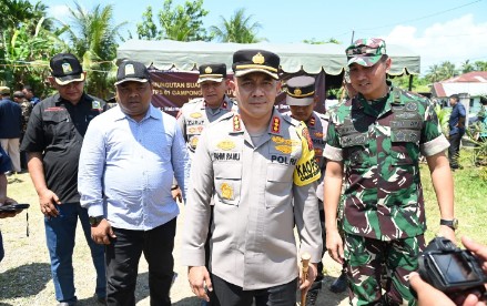 Sekdakab Aceh Besar, Drs Sulaimi MSi bersama Dandim 0101/KBA, Letkol Czi Widya Wijanarko, S.Sos., M.Tr (Han), Komisi Independen Pemilihan (KIP) Aceh, Muchtaruddin, S.Sos, M.Si, Kapolresta Kombes, Fahmi Irwan Ramli, S.H., S.I.K, M.Si meninjau pemungutan suara ulang di Gampong Teubaluy, Kecamatan Darul Kamal, Aceh Besar, Sabtu (24/2/2024). FOTO/MC ACEH BESAR