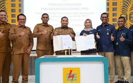 Pj Bupati Aceh Besar, Muhammad Iswanto S.STP MM bersama Manajer PT PLN UP3 Banda Aceh, Eka Rahma Daniati foto bersama seusai melakukan Penandatanganan Perjanjian Kerjasama dengan PLN UP3 di Kantor PLN UP3, Merduati, Banda Aceh, Selasa (27/02/2024). FOTO/MC ACEH BESAR