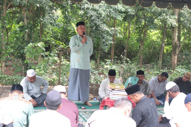 Abi Muhammad sedang memberikan tausiah pada kegiatan ziarah dan doa bersama yang dipusatkan pada makam Tgk Ibrahim (Tgk Chiek Lambukong), Aceh Besar, Darul Kamal, Kamis (07/03/2024).