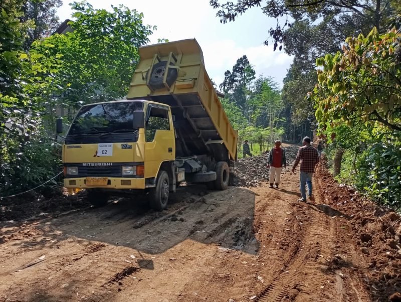 TMMD ke-119 Pidie: Kerahkan Dum Truk Angkut Material Pengerasan Jalan Pertanian Tangse. 