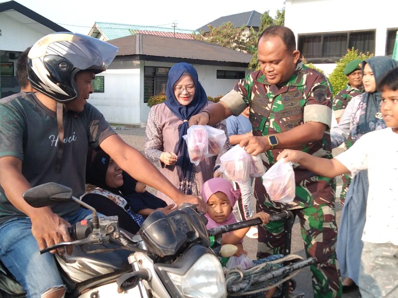 Ramadhan Berkah, Kodim 0102/Pidie Bagikan Ratusan Takjil Gratis Kepada Warga. 