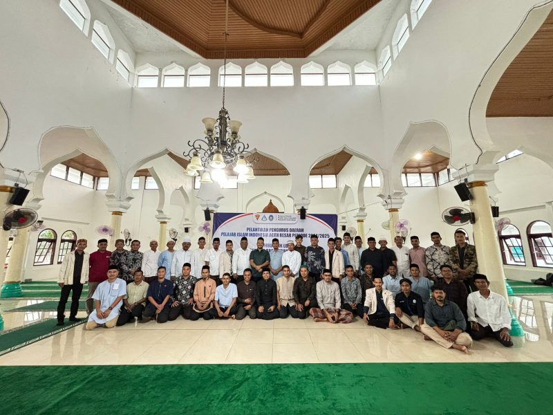 Sekda Aceh Besar Drs. Sulaimi M.Si foto bersama pada acara Training LBT dan Pelantikan PD PII Aceh Besar Periode 2024-2025 di Masjid Besar Tgk Chik Mahraja Gurah, Kecamatan Peukan Bada, Aceh Besar, Jum'at (15/3/2024).