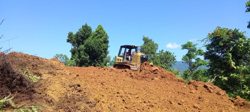 Pengerjaan jalan baru program TMMD Kodim 0110 Abdya dibantu alat berat, foto TN/Amiruddin
