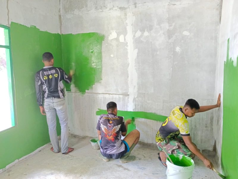 Personil Satgas TMMD Kodim Abdya sedang mengecet RTLH milik Arjunawati 