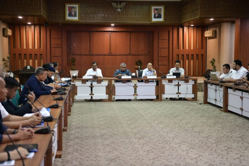 Pj. Gubernur Aceh, Bustami Selaku Ketum PB Pon Aceh Rapat dengan Seluruh Panitia serta Persiapan Realisasi PON XXI Wilayah Aceh, di Gedung Serbaguna Setda Aceh, Kantor Gubernur Sabtu, (16/03/2024).