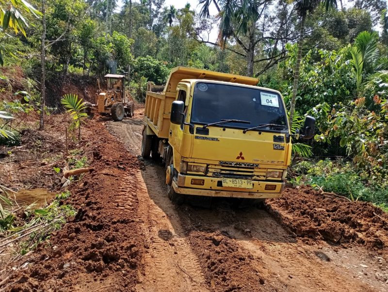 Armada Angkut Material Pengerasan Jalan TMMD ke-119 Kodim 0102/Pidie Dikerahkan Penuh. 