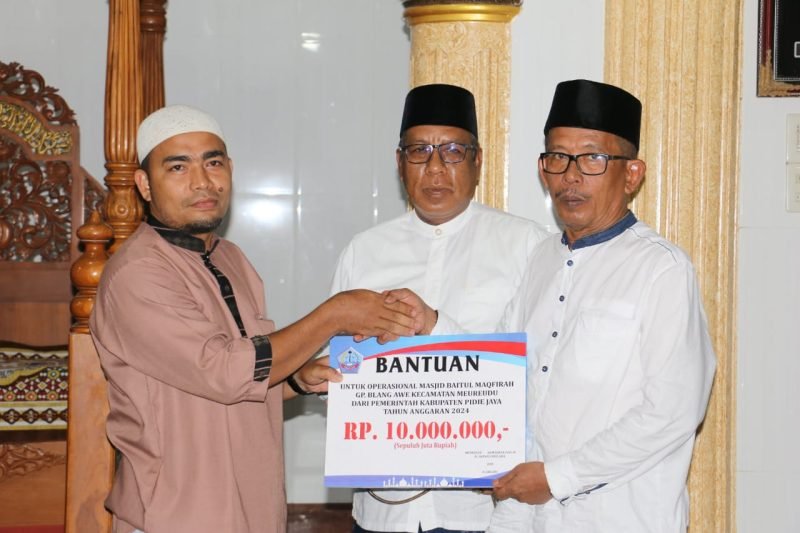Pj. Bupati Pidie Jaya Ir. Jailani Beuramat mengerjakan bantuan kepada mesjid Baitul magfirah Gampong Blang Awe. 