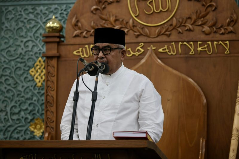 Pj gubernur Aceh Bustami Hamzah Memberi ceramah Ramadhan di masjid Raya Baiturrahman Banda Aceh, Senin Malam 18 Maret 2024.
