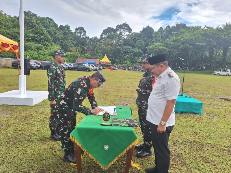 Pj Bupati Abdya, Darmansah menyaksikan Kasdam IM Brigjen TNI Hadi Basuki menandatangani berita acara penutupan TMMD. Foto TN/Amiruddin