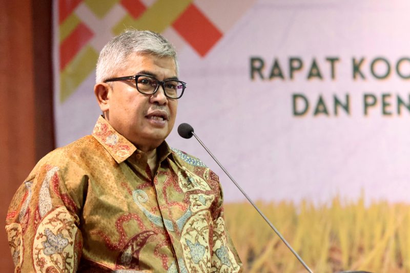 Penjabat Gubernur Aceh, Bustami, SE, M.Si, membuka sekaligus memberi pengarahan pada rapat koordinasi percepatan tanam dan peningkatan produksi padi di Aceh, yang berlangsung di Gedung Serbaguna Setda Aceh, Kamis, (21/03/2024). 