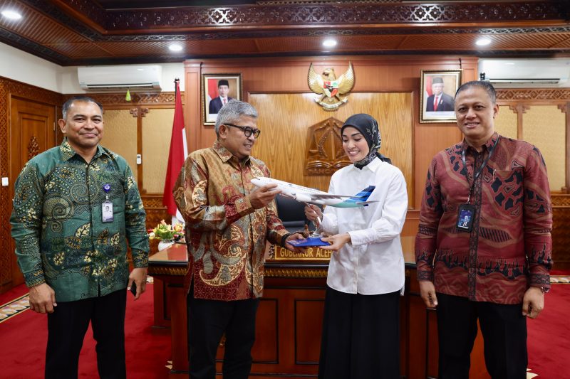 Penjabat Gubernur Aceh, Bustami, SE, M.Si, menerima kunjungan Vice Presiden Garuda Indonesia Wilayah Sumatera Fitri Ruswita dan General Manager Garuda Indonesia Wilayah Aceh Nano Setiawan, di ruang kerja Gubernur, Kamis (21/3/2024).