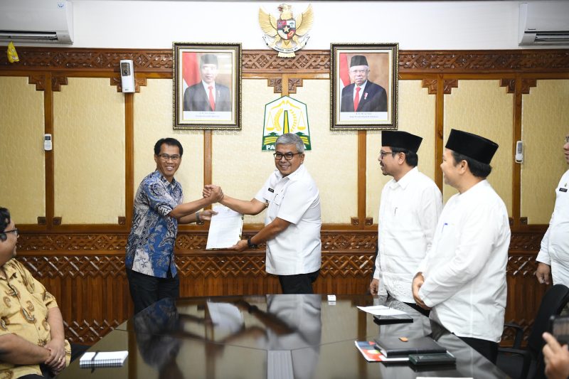 Pj. Gubernur Aceh Bustamu Hamzah menerima audiensi ketua tim perencanaan pemantauan dan evaluasi pelaksanaan tanah Wilayah II, subdit pengadaan tanah jalan bebas hambatan kementerian PUPR bersama PT. Hutama karya di ruang rapat Gubernur Aceh. Jum’at, (22/3/2024).