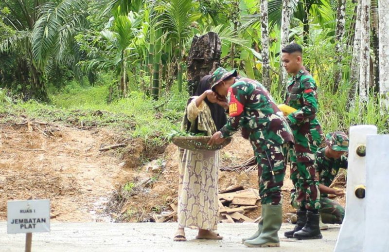 Dansatgas TMMD Kodim 0110/Abdya Letkol Inf Beni Maradona, S.Sos. resfect cium tangan nek Nurmala (75) karena dengan sukarela memberikan buah tangan hasil kebun pada TNI yang tengah bekerja, sebagai bentuk kecintaan Nurmala terhadap TNI yang telah memberikan sentuhan pembangunan di desa setempat. Foto Heri Purwanto/Penerangan Kodim