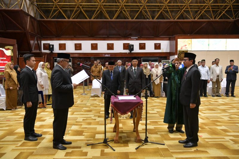 Pj. Gubernur Aceh, Bustami, SE. M. Si Mengambil Sumpah dan Pelantikan, Azwardi, AP sebagai Penjabat Sekda Aceh di Anjong Monmata, Komplek Meuligoe Gubernur Aceh, Senin, (25/03/2024).