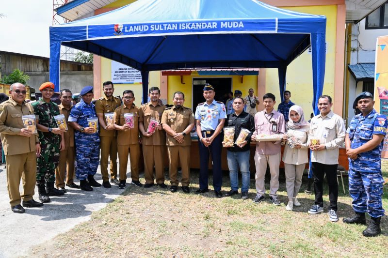 Pj Bupati Aceh Besar, Muhammad Iswanto SSTP MM foto bersama seusai menyerahkan sembako murah pada bazar pangan murah digelar Pemkab Aceh Besar dan Perum Bulog Kanwil Aceh di halaman Kantor Camat Blang Bintang, Aceh Besar, Selasa (26/03/2024).