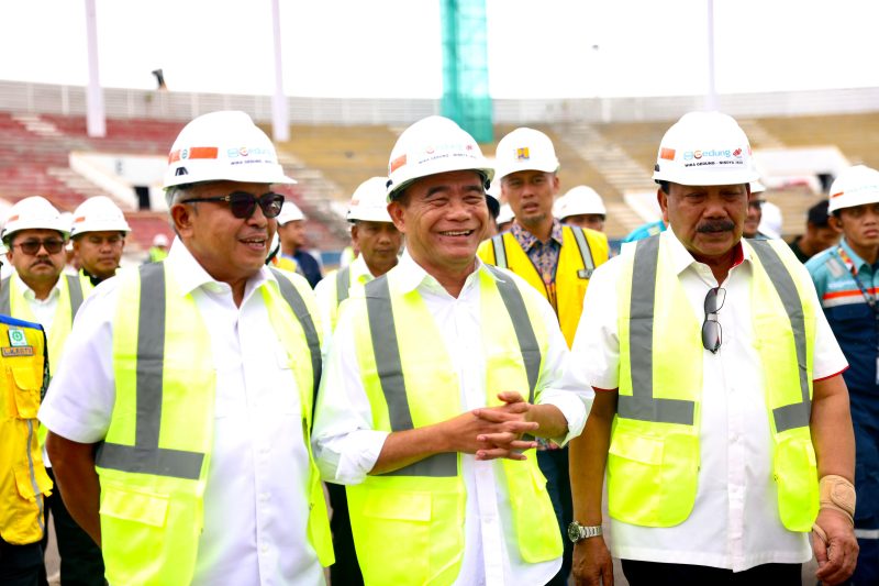 Penjabat Gubernur Aceh, Bustami, SE, M.Si, mendampingi Menteri Koordinator Bidang pembangunan Manusia Dan Kebudayaan RI, Dr. Muhadjir Effendy, Ketua Umum Komite Olahraga Nasional Indonesia (KONI), Marciano Norman, meninjau lokasi pembangunan venue utama PON XXI Aceh-Sumut 2024, di Stadion Harapan Bangsa, Lhong Raya, Banda Aceh, Selasa (26/3/2024).