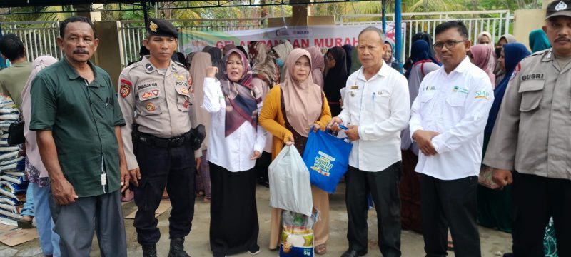 Kadis Pangan Aceh Besar, Alyadi S.Pi MM menyerahkan secara simbolis sembako murah kepada masyarakat dalam Bazar Pangan Murah yang digelar Pemkab Aceh Besar dan Perum Bulog Kanwil Aceh di halaman Masjid Gampong Ara, Kecamatan Simpang Tiga, Aceh Besar, Rabu (27/03/2025).