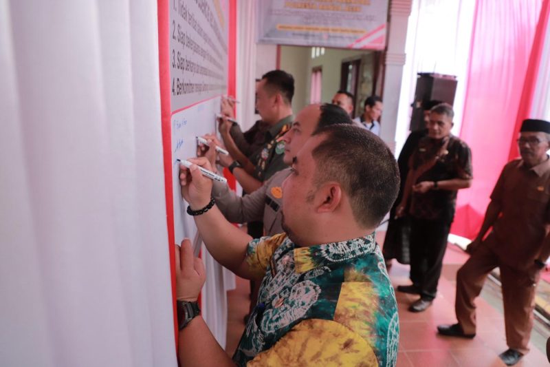 Pj Bupati Aceh Besar menanda tangani komitmen bersama mengenai Kampung Bebas Narkoba, yang berlangsung di Halaman Meunasah Gampong Lueng Ie Blang, Aceh Besar, Kamis (28/03/2024).