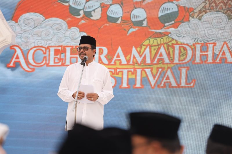 Pj Sekda Aceh, Azwardi AP, M.Si menyampaikan sambutan saat membuka Aceh Ramadhan Festival 2024 di Halaman Masjid Raya Baiturrahman, Jumat (29/3/2024). 