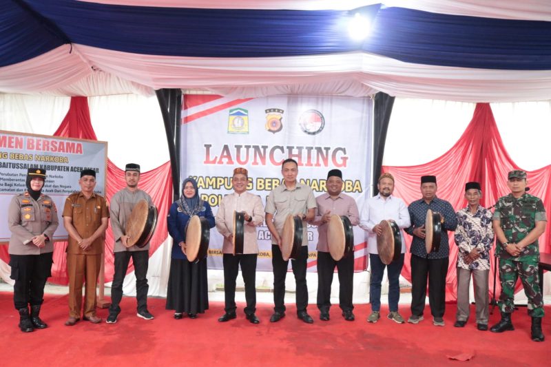 Sekda Aceh Besar bersama Kapolresta Banda Aceh, BNNP Aceh, Perwakilan Kodim 0101/ KBA, Kejari Aceh Besar, Kaban Kesbangpol Aceh Besar, Camat dan Forkopimcam Baitussalamam serta Keuchik menambuh rapai saat Lauching Kampung Bebas Narkoba, di Halaman Meunasah Gampong Baet, Kecamatan Baitussalam, Aceh Besar, Sabtu (30/03/2023) sore.
